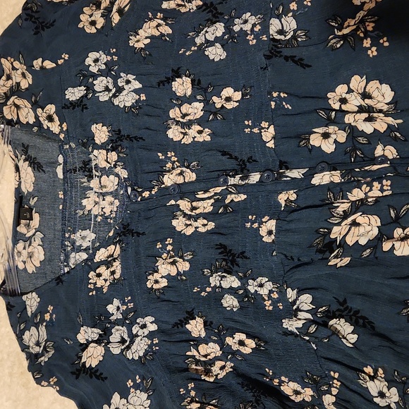 TORRID Size 1 Cute Blue and White Floral Long Sleeves EUC Top - Picture 10 of 13